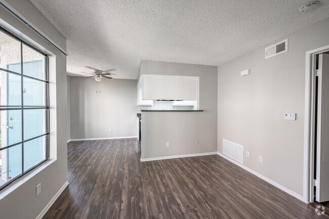 1BR, 1BA - 552SF - Living Room/Dining Room