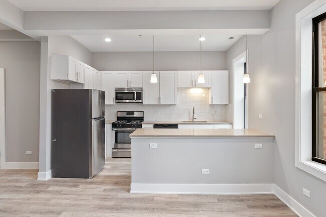 Building Photo - Gorgeous, Updated Top Floor 3bd/2bth Prime West Town area, Available 6/1 Unit 3A