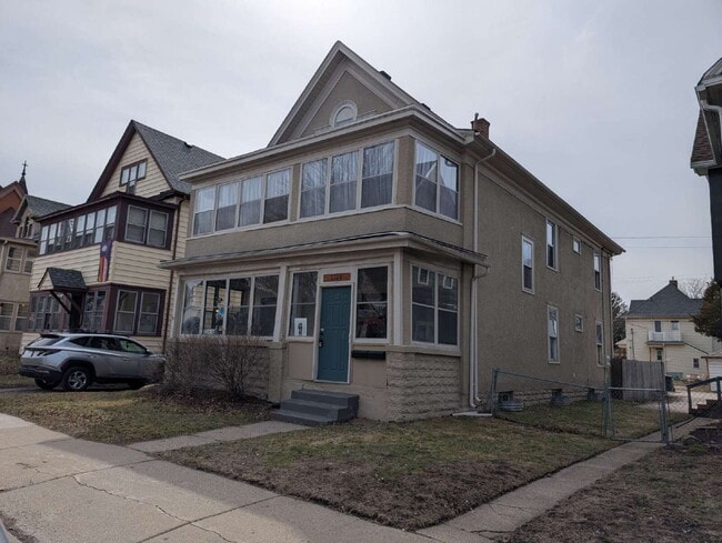Building Photo - Bright & Charming 3BR With Garage Included In NE Minneapolis Unit #1