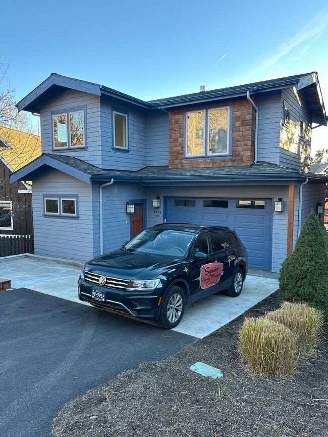 Building Photo - 1079 NW Quincy Ave Unit 2