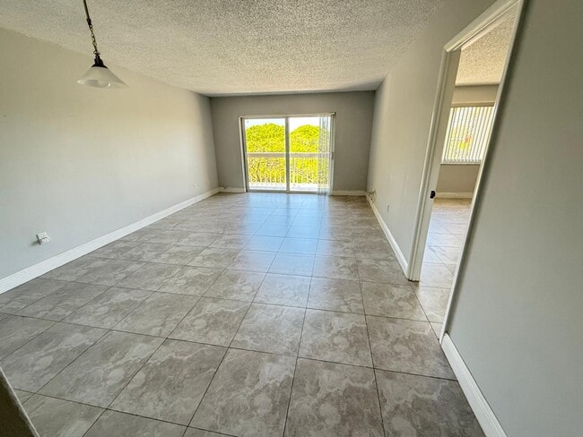 Building Photo - 7850 Camino Real Unit O420