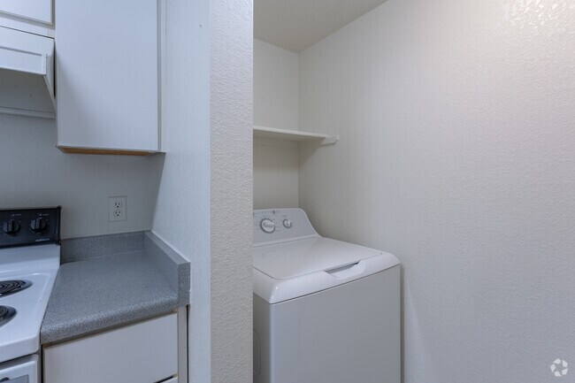 2BR, 2BA - 910SF