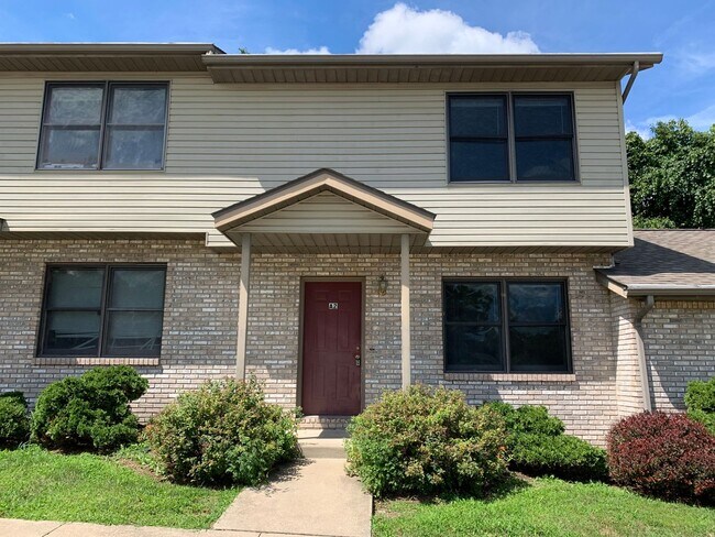 Building Photo - 3 bedroom, Spacious Townhouse: The Willows! Unit A2