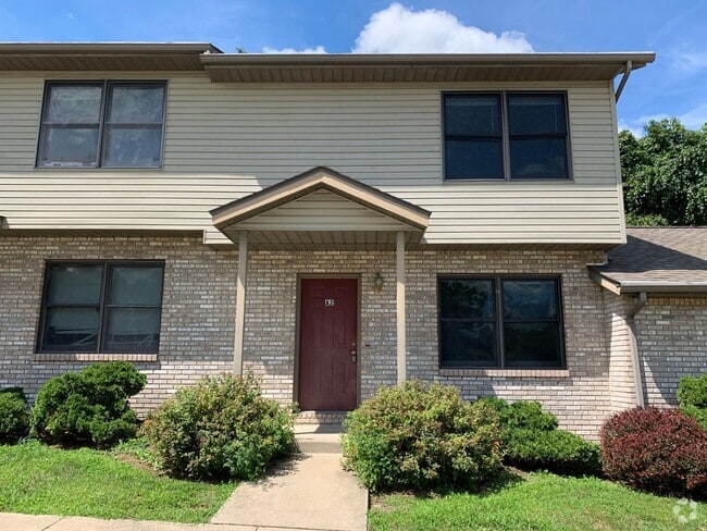 Building Photo - 3 bedroom, Spacious Townhouse: The Willows! Unit A2