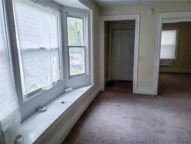 Large Bay Window - 172 Bartlett St House