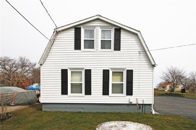 Photo - 563 Aquidneck Ave