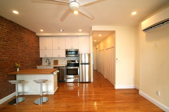 Photo - 142 Sussex St