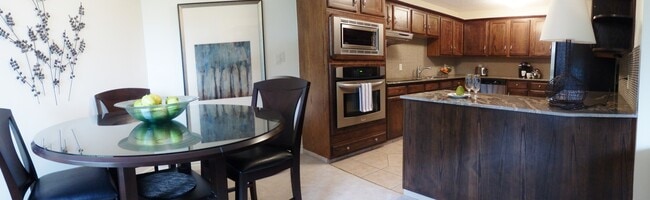 Kitchen oven - 300 Meredith Rd NE