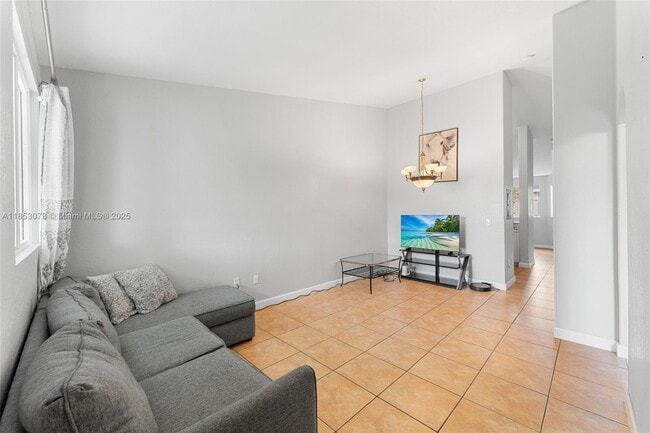 Building Photo - 1651 SE 28th Ct Unit 201