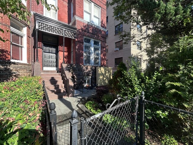 Building Photo - 1508 17th St NW Unit Apt1B