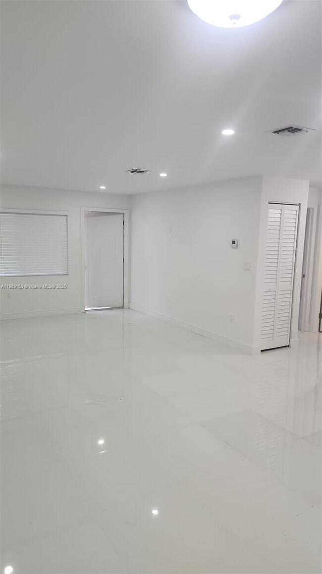 Photo - 5300 NW 25th St Unit 18