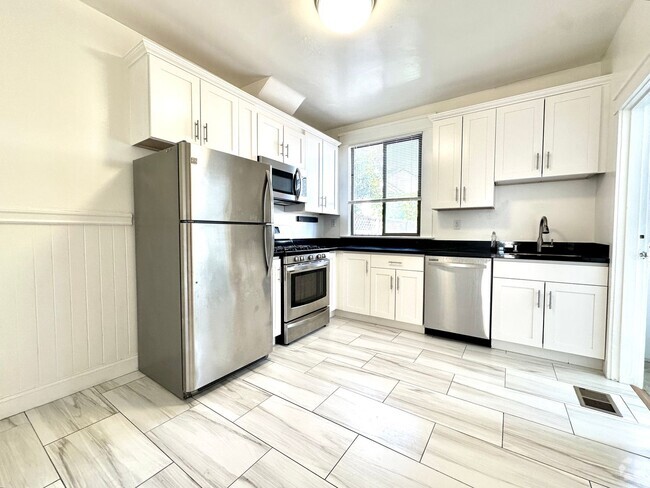 Building Photo - 4-4 Harris Pl Unit 2 Harris Place Rental