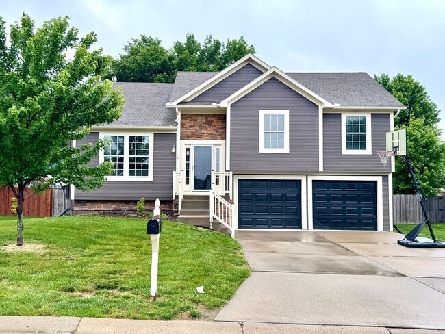 Building Photo - 930 NW Scenic Dr