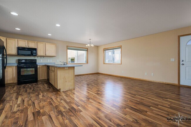 Photo - SPACIOUS UPDATED TOWNHOME WITH IN-UNIT LAU...