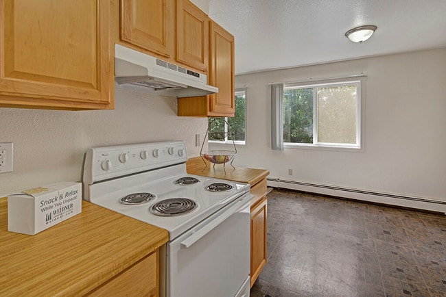 The Glen Apartments - Kitchen - The Glen Rental