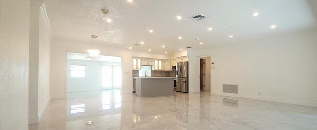 Photo - 1400 SE 8th Ave