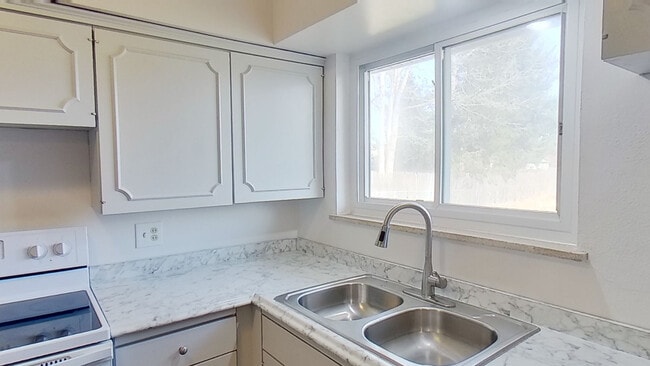 Photo - 4673 Holland St