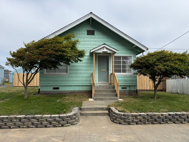 Building Photo - Coastal Modern Bungalow Near Henderson Center