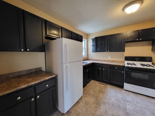 Photo - 4 Bedroom, 2 bathroom home!