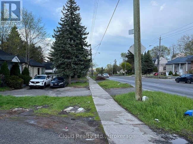 Photo - 104 Steeles Ave E