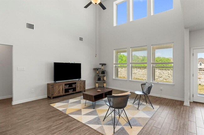 Photo - 705 Coyote Crk Wy