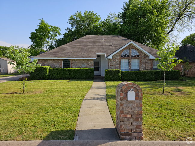 Building Photo - 1716 Windsor Dr Rental