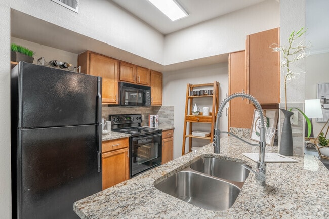 2BR, 2BA - 1065SF - Kitchen