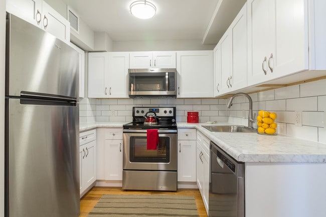 Kitchen - The Equestrian At Pelham Parkway