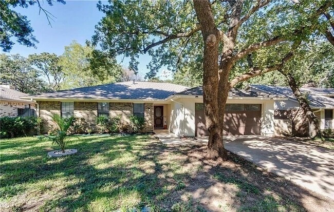 Building Photo - 4001 Double Oak Ln