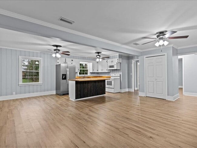 Photo - 302 Cedar Dr