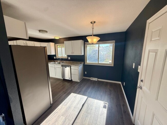 Photo - 3 Bedroom Home with Large Yard