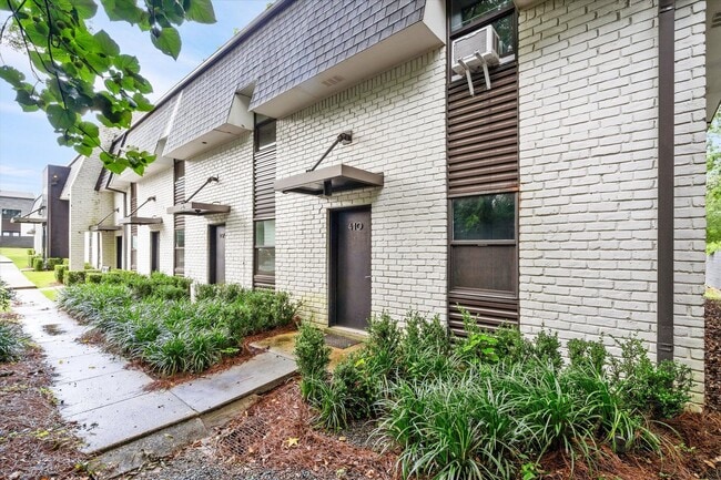 Photo - SPRING HILL OAKS CONDOMINIUMS