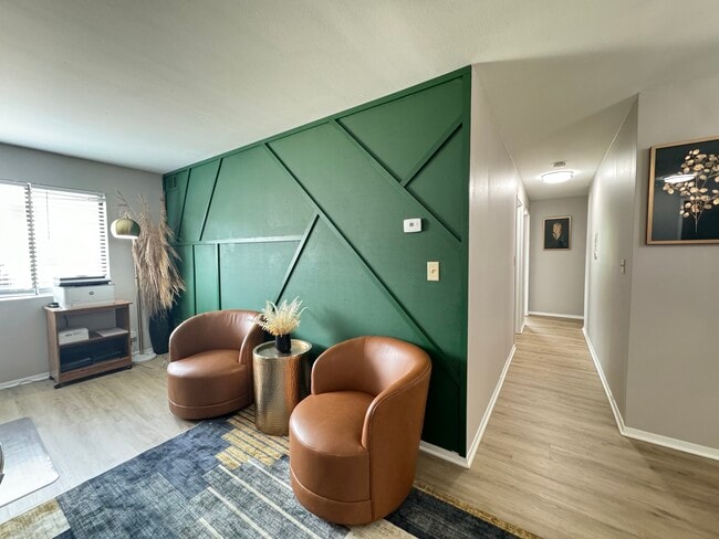 Photo - Sunburst Apartments