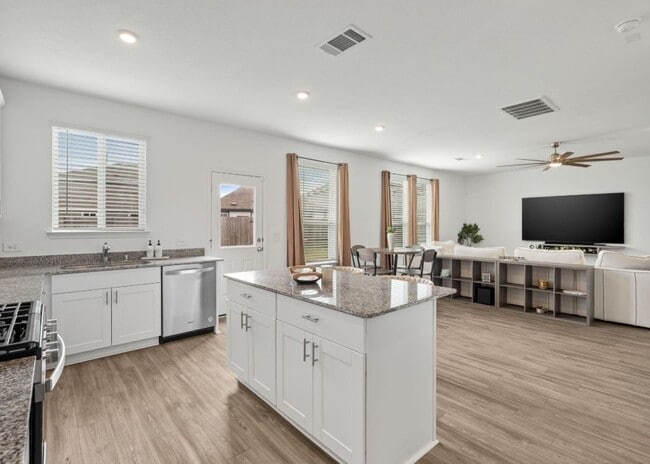 Photo - 23543 Powmill St