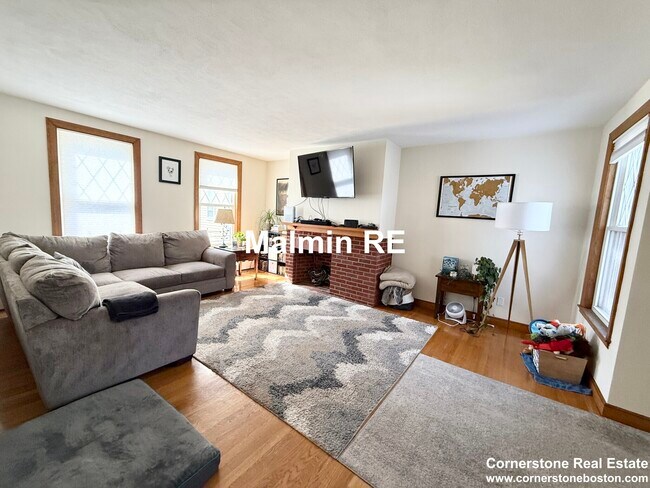 Photo - 920 E 4th St