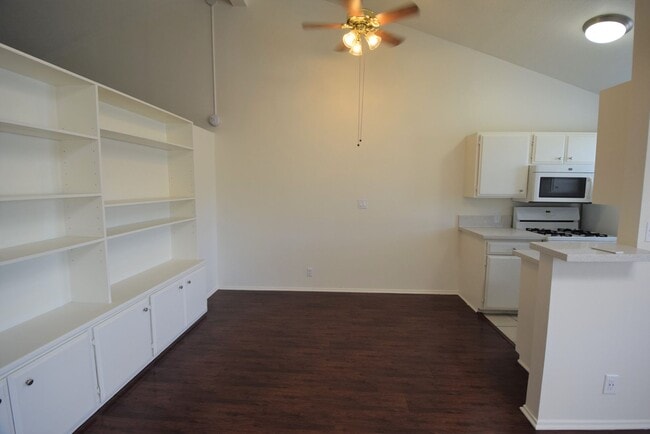 Photo - 12142 Oxnard St Apartment Unit 05