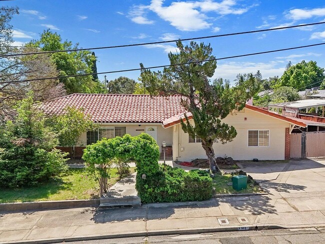 Photo - 2303 Gold St