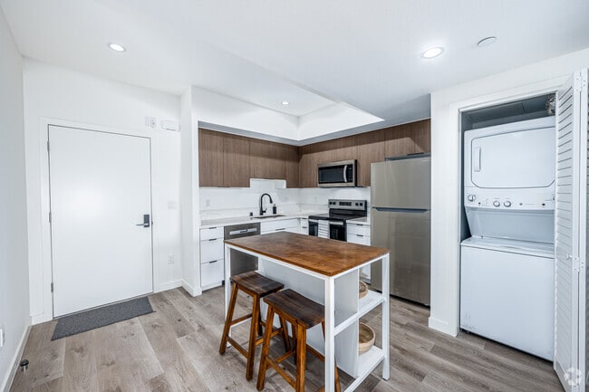 2BR, 2BA - 939SF - Kitchen