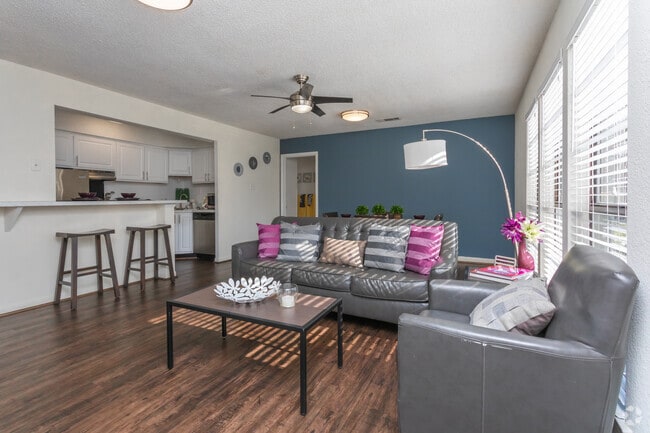 4BR, 2BA - 1214SF