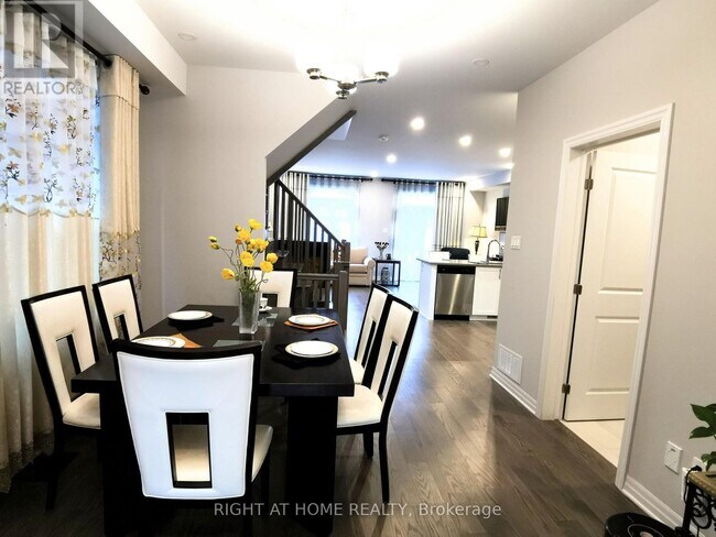 Photo - 321 Lysander Pl