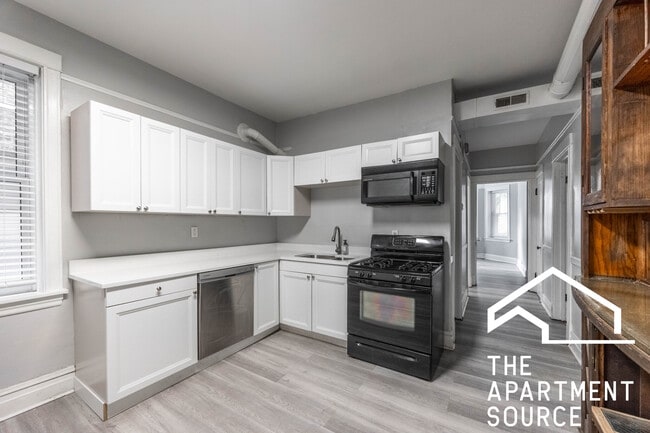 Building Photo - 2132 W Iowa St Unit 1F