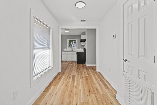 Photo - 1717 W 4th St