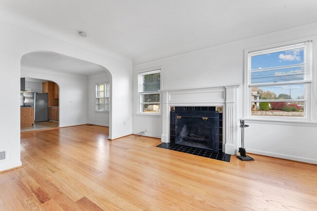 Photo - Spacious 6 Bed 2 Bath Home- N Portland Charmer!