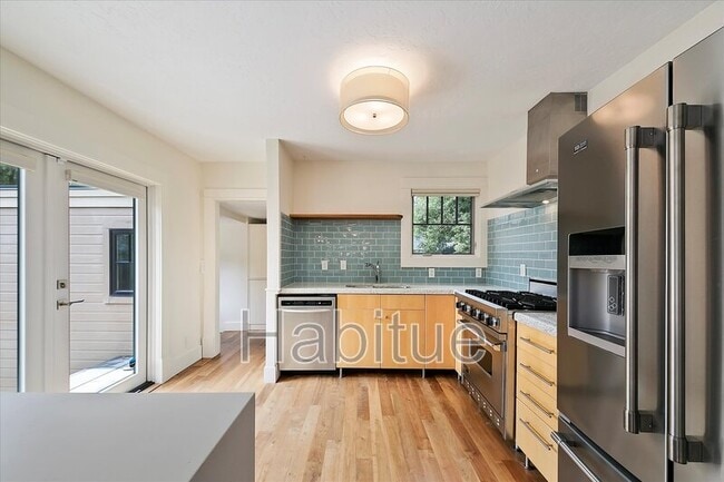 Building Photo - 1411 E Jefferson St Rental