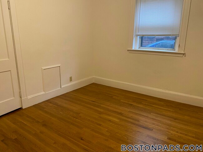 Photo - 16 Lakeville Rd Unit 3