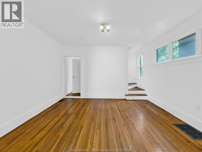 Photo - 973 Pelissier St