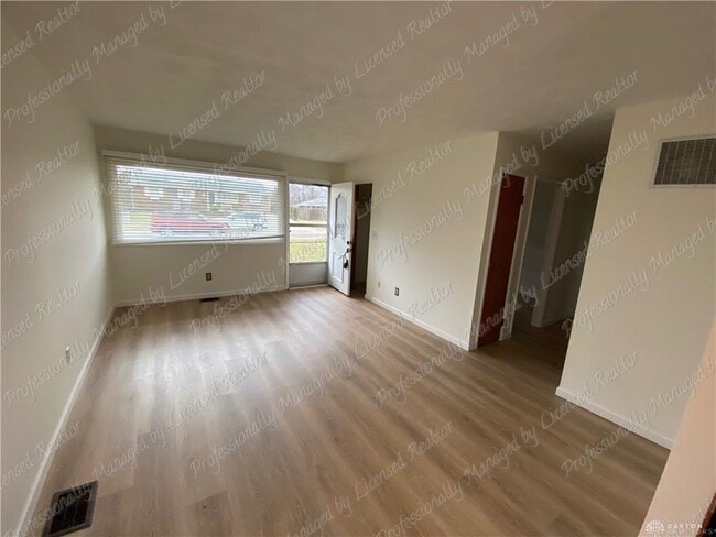 Photo - 563 Buttercup Ave