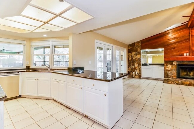 Photo - 2997 Farnham Way