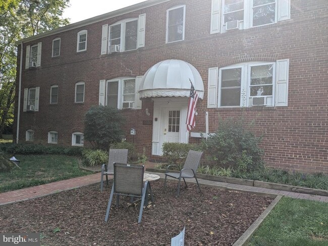 Building Photo - 1400 N Kenilworth St Unit 4