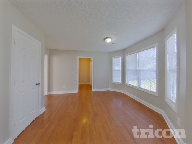 Photo - 323 Dexter Pl